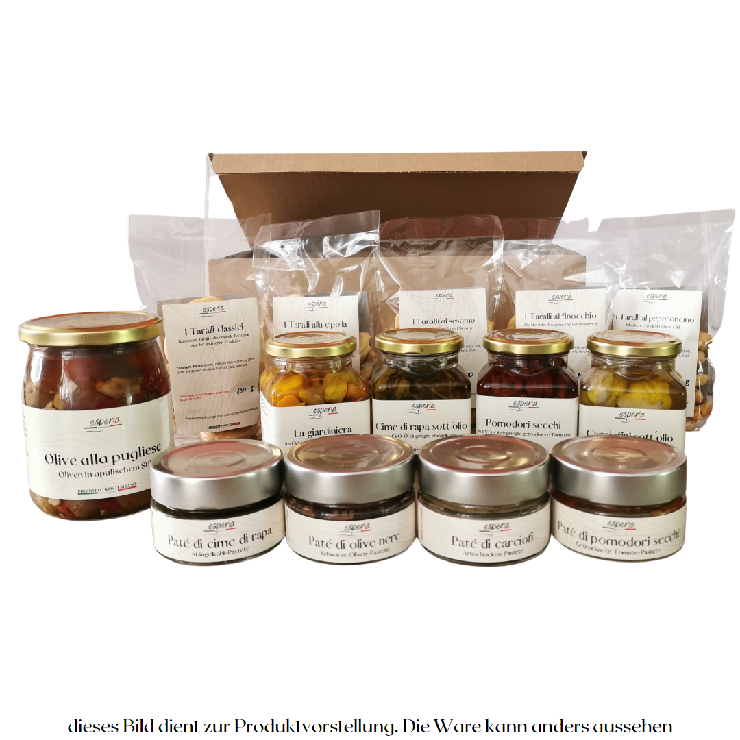 Verschiedene Taralli-Sorten, verschiedene Pasteten, verschiedene Eingelegte, Oliven nach apulischem Stil (wie aglio olio peperoncino) vor deren Box. Das Bild dient nur zur Produktvortellung.
